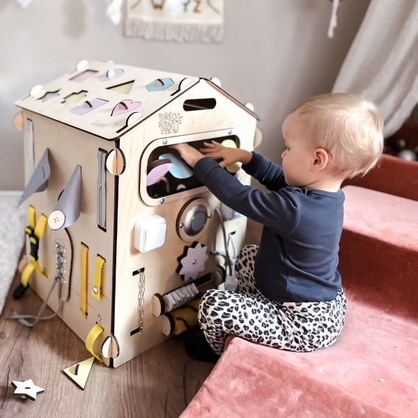 BusyKids BusyBoard - das sensorische Montessori Spielhaus - Natura/Pastell