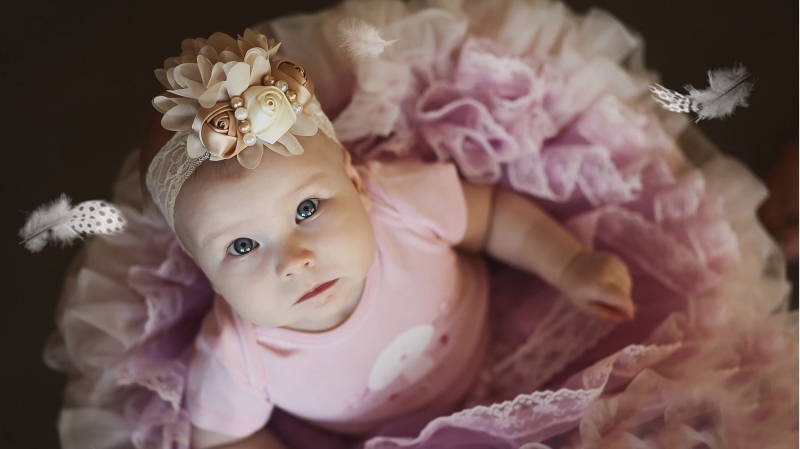 media/image/die-kleine-Schnullerbacke-Baby-Blick.jpg