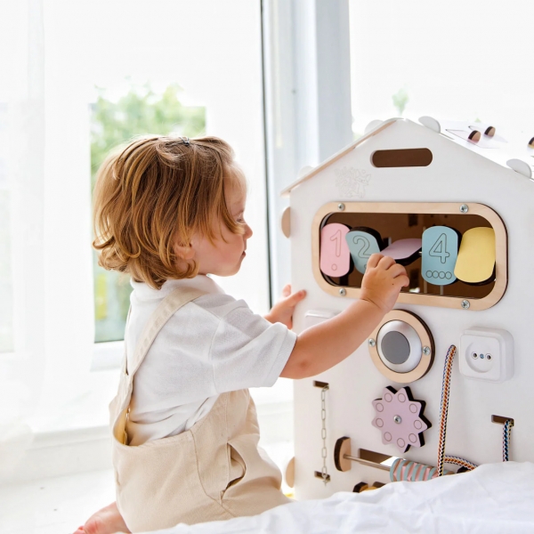 BusyKids BusyBoard - das sensorische Montessori Spielhaus - Weiß/Pastell