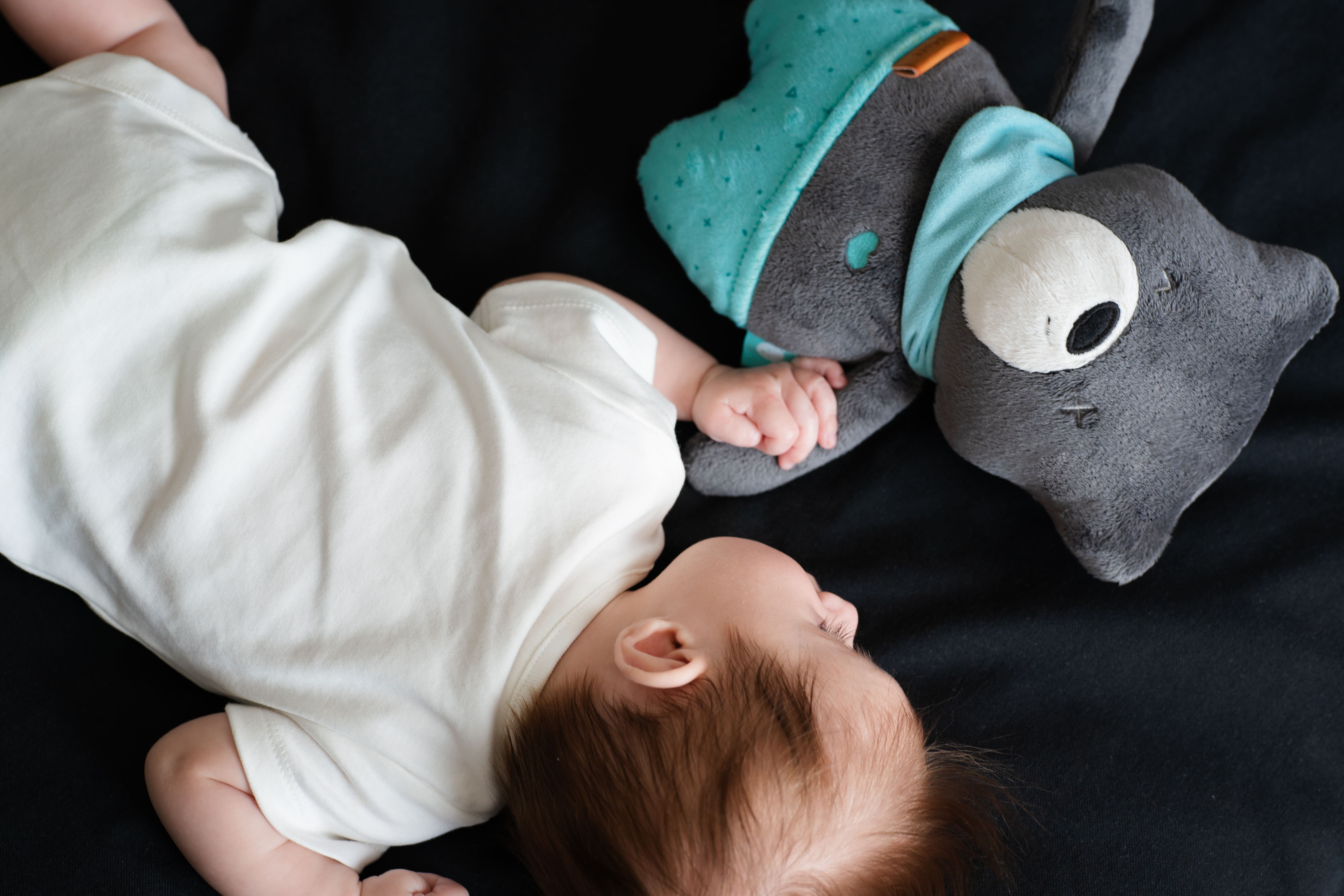 MyHummy TeddyBär "Leon" Baby Einschlafhilfe Plüsch Kuschel Tier mit Schlafsensor 